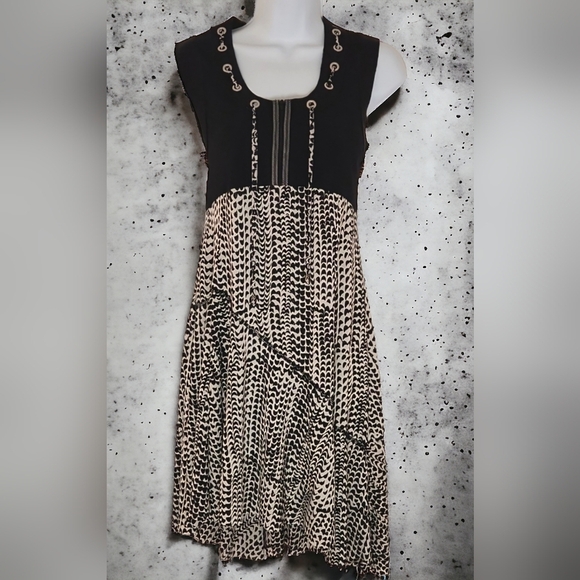 Chic Designer Summer Dress - Picture 2 of 4